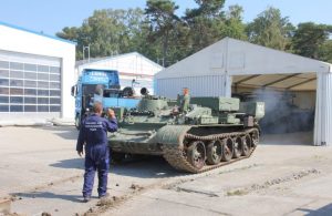 Anlieferung des Panzers T-55 fährt für das NVA Museum Rügen in Prora